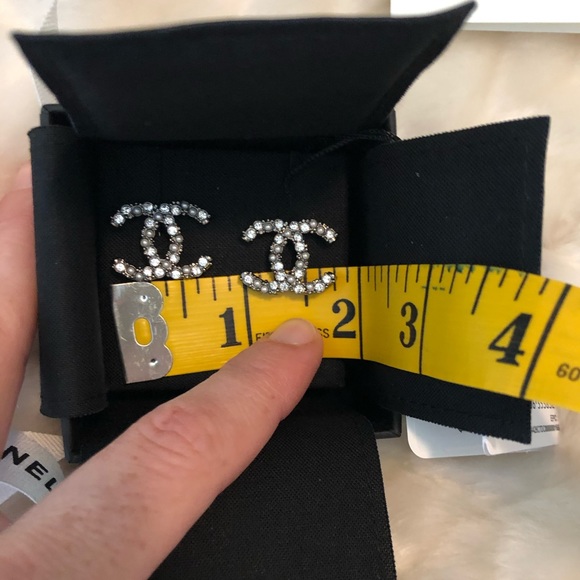 ❌SOLD❌ CHANEL 20B Ruthenium Crystal & Pearl Studs - Picture 8 of 11